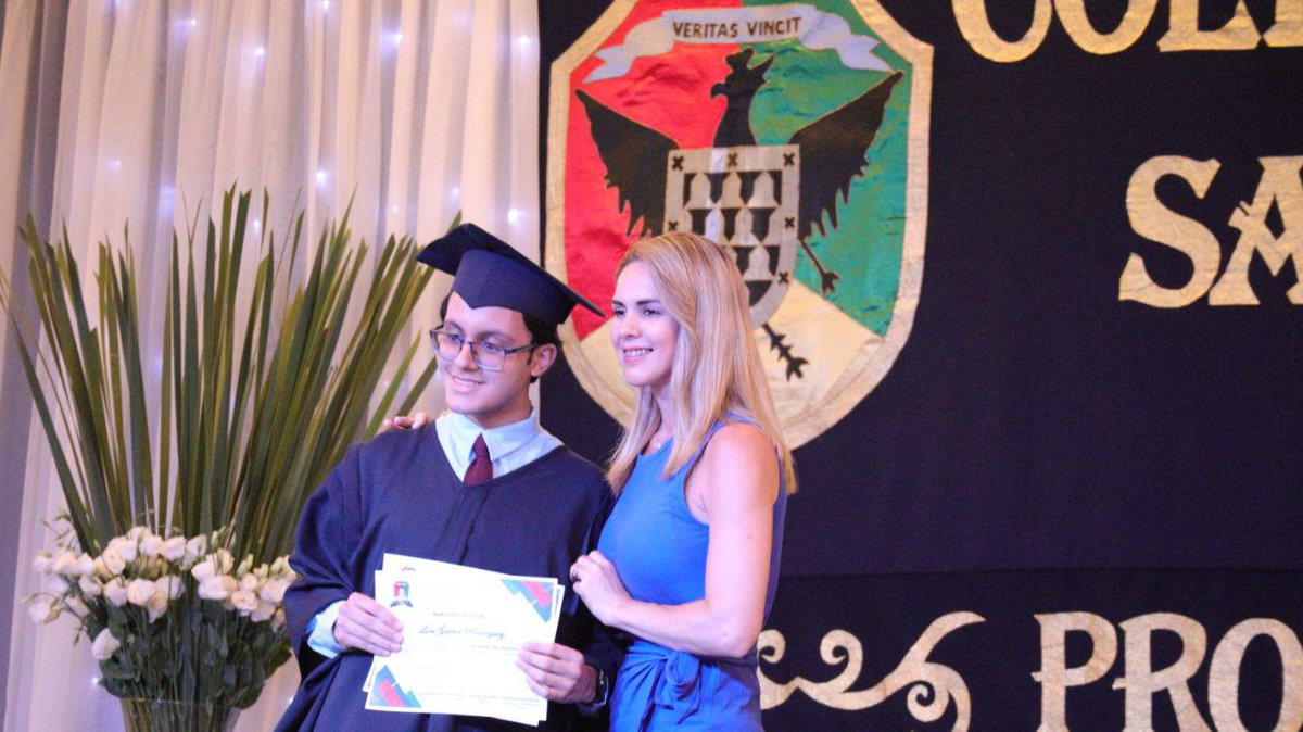 Melimecca's tweet photo. Muy gratamente participé del acto de colación del Colegio Informático el cual asistí en representación del @concejocorrientes a hacer entrega de los certificados de "mejor compañero y mejor promedio", ademas reconocieron a cada estudiante por sus logros y trayectoria.👨‍🎓👩‍🎓 https://t.co/1IRG2VctLp