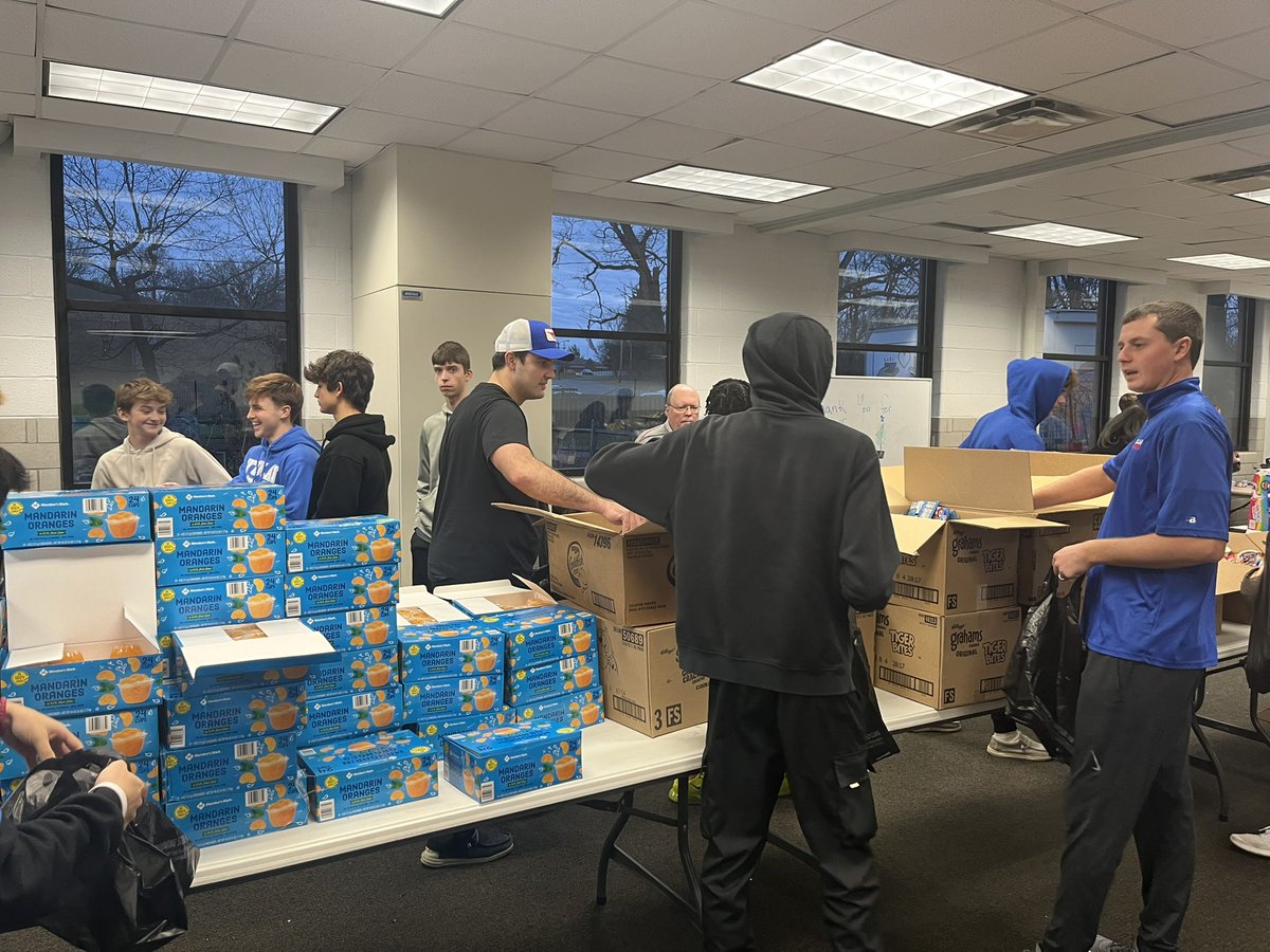 Thankful for the opportunity to serve with <a href="/FullyEquippedCo/">FullyEquipped 🎒</a> last night. Our team prepared bags of food for families in need in Akron. Grateful for these young men!