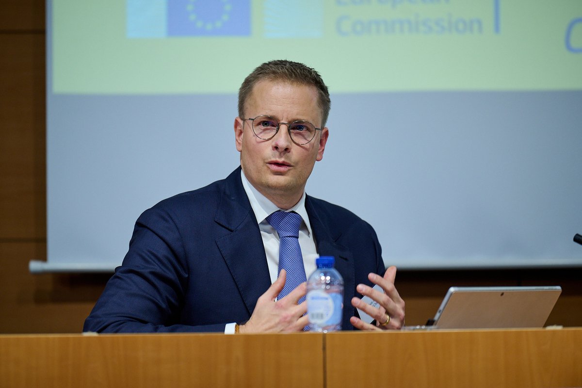 Clifford_Chance's tweet photo. 💬 Our Partner Nelson Jung had the honour and pleasure of moderating a panel on the practicalities of the review of digital mergers below notification thresholds at DG COMP's workshop on Digital Mergers.

#Antitrust #DigitalMergers #EUMergerControl #CompetitionLaw https://t.co/Wz4TdJnONs