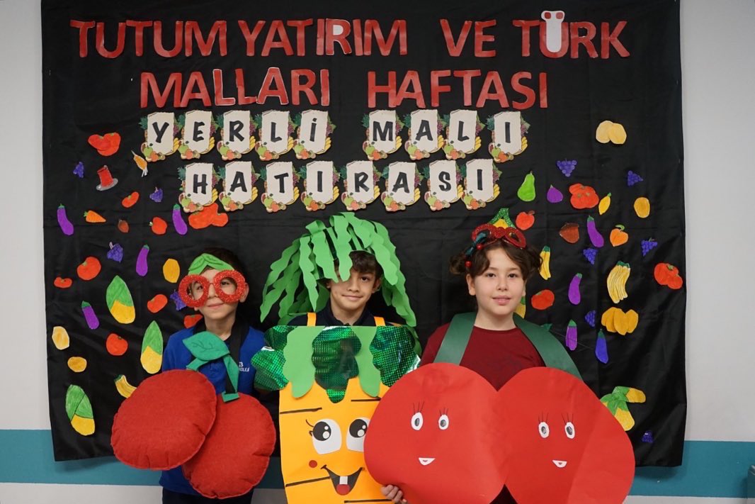 12-18 Aralık Tutum, Yatırım ve Türk Malları Haftası dolayısıyla okulumuz ilkokul koridorumuzda rengarenk bir etkinlik gerçekleştirildi.

Öğrencilerimize tutumlu olmanın önemi ve yerli mallarını kullanmanın önemi hakkında bilgiler verildi.

#AnkaraÇözümKoleji