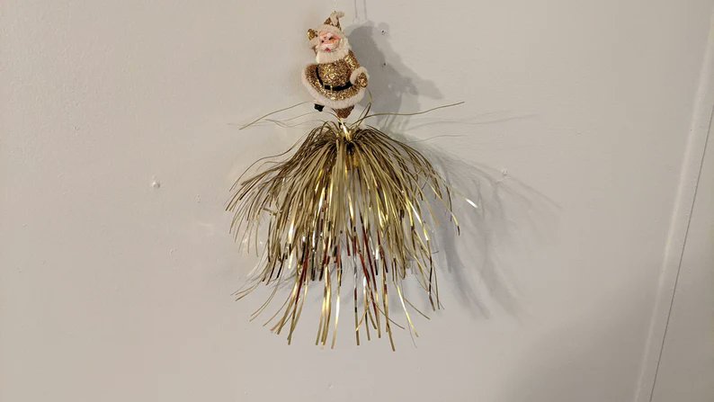 Boondockfinds's tweet photo. Dancing Santa Gold Glitter Amidst Tinsel Burst A Disco Dream! https://t.co/w3Skg02VhZ via @Etsy #dancingSanta #Christmas #epsteam #SantaClaus #tree #ornaments https://t.co/dGFt6u81Jy