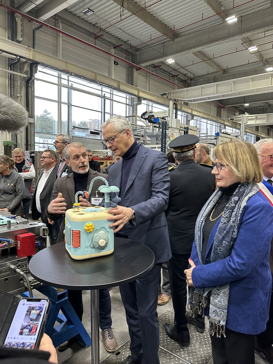 dbrulebois's tweet photo. Merci à @BrunoLeMaire @Economie_Gouv pour son soutien à nos entreprises au plus près du terrain et pour sa venue dans le Jura: visite de #Smoby :relocalisation pour des jouets Made in France dans la hotte du père Noël. https://t.co/AMiaxxlcAH