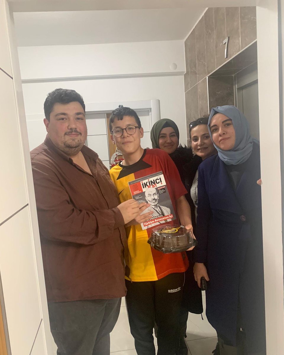 YeniSecmenNigde's tweet photo. 📍Bugün doğum günleri olan Ufuk,Furkan,Şevval ve Enes kardeşlerimizin doğum günlerini "Genç Arazi"programımız doğrultusunda Sosyal Politikalar Birim Başkanımız Oğuzhan Adem ve Yeniseçmen Yönetim birimiyle kutladık.🥳 https://t.co/D9Ud64zvf5