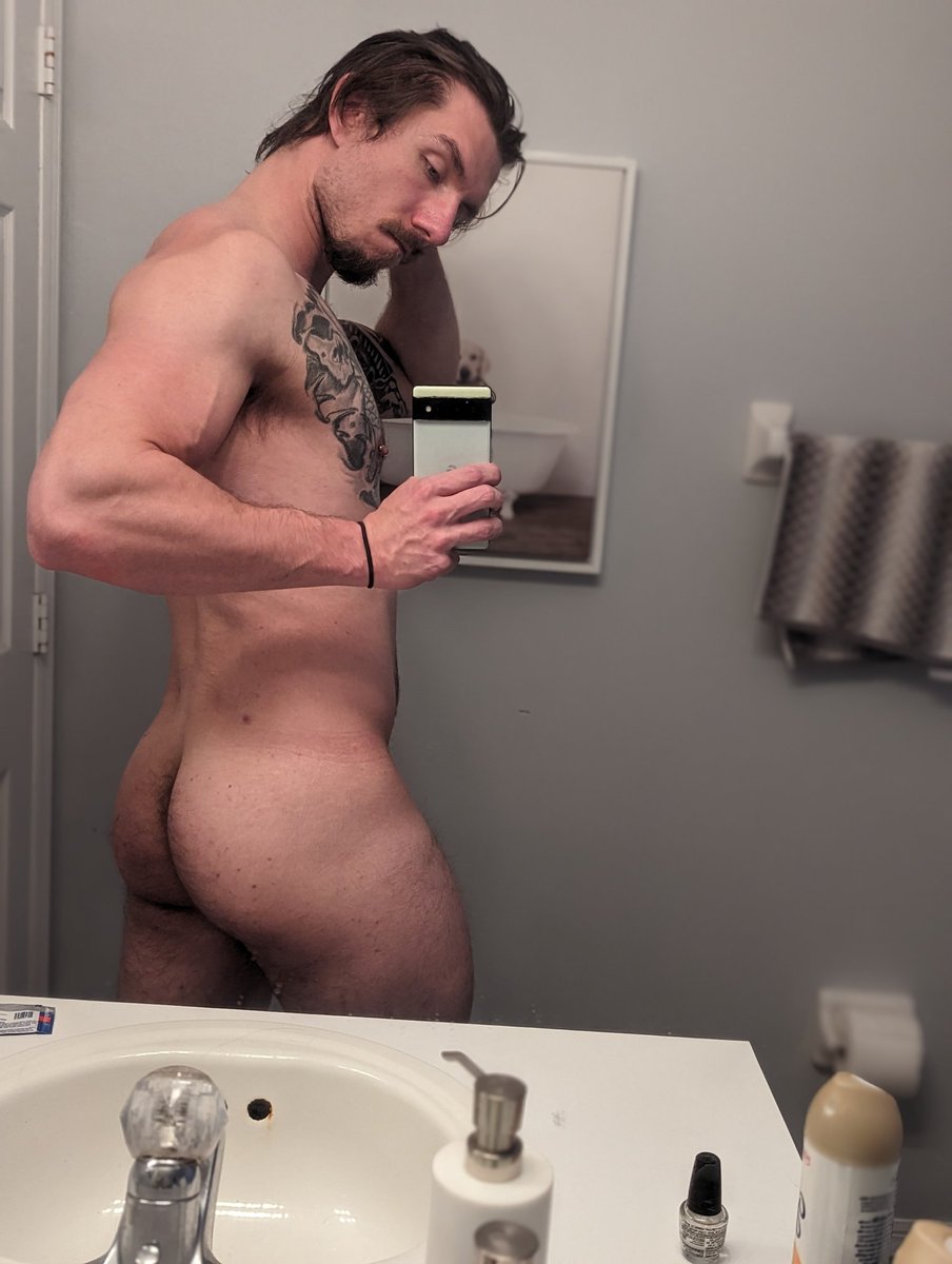 fwilde90's tweet photo. Had a friend tell me that I don't post enough pics of my ass. Here's to you Justin. Everyone say thank you to Justin 😜 https://t.co/V91KnFII1X