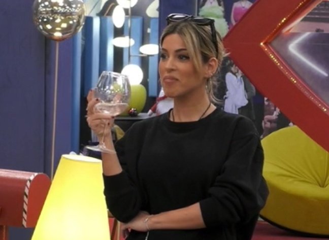 ORIANA SCHIFATA È LETTERALMENTE TUTTI NOI NEL VEDERE ANTONELLA FARE LA SUA IMITAZIONE #gfvip #incorvassi