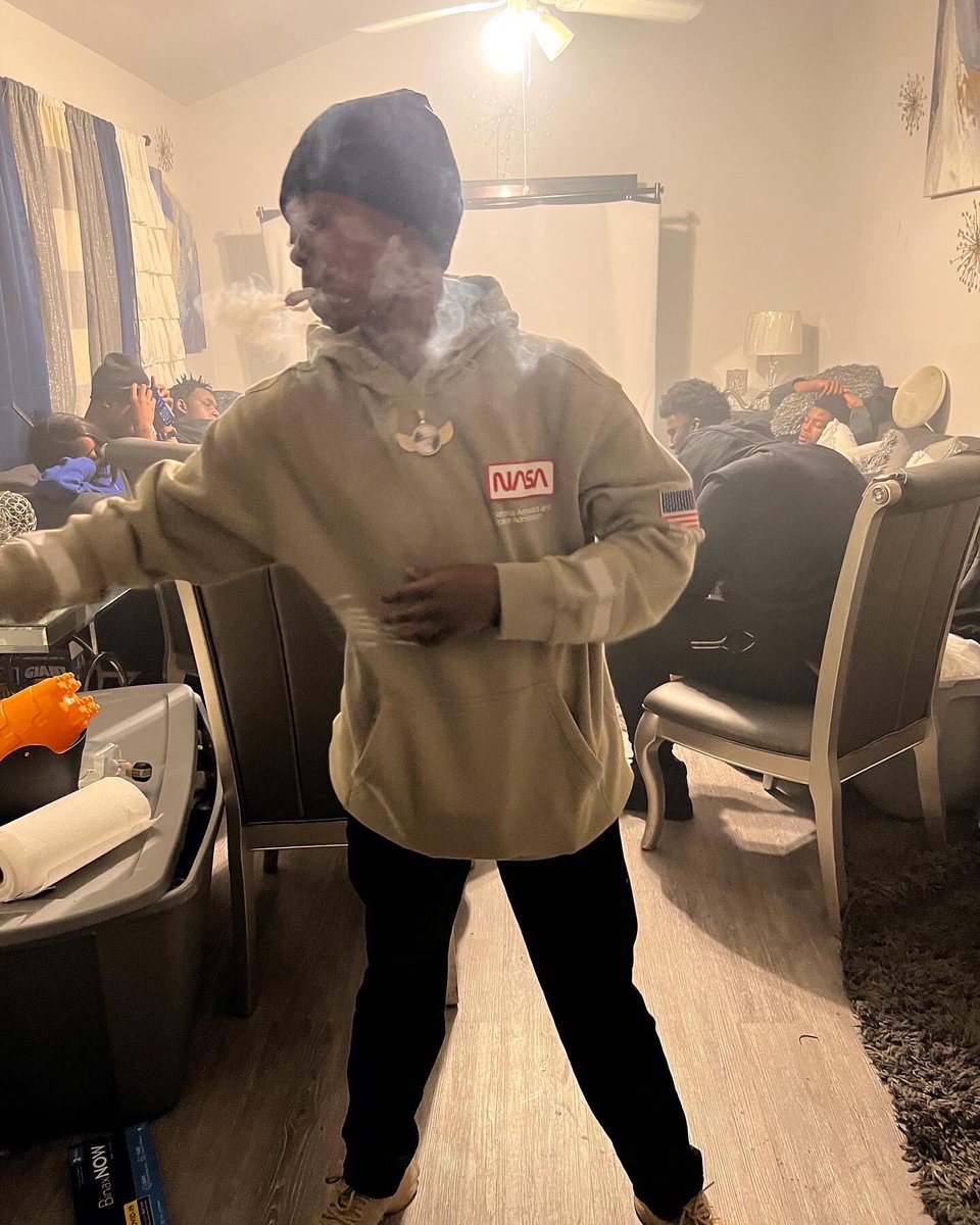 900Youngaan's tweet photo. Open arms ain’t on my side it ain’t no luv for my kind❤️🩹might get robbed if you come here!💯 #mdsx900💵 #GG #LONGliveDaBIGGESTOPP STR8 out da ZOO 🤝🏾💰🆙 #BigDolla https://t.co/2zUlEsR2An