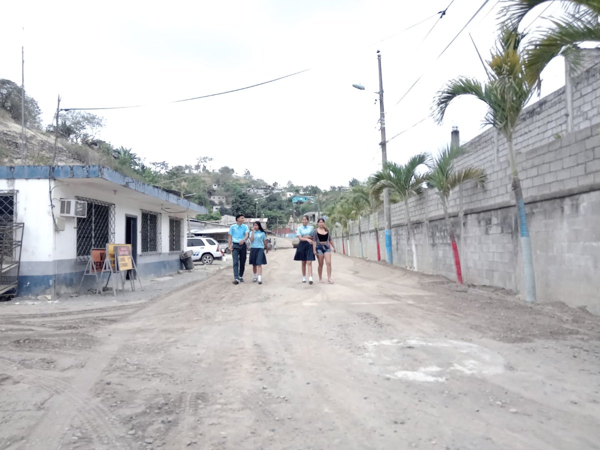 MuniAtacames's tweet photo. Así luce la arteria que da acceso al sector #NuevoAmanecer de la parroquia #Tonchigüe, el suelo ha sido comptactado, previo a la puesta en marcha de la carpeta asfáltica, este sector de suma a #VistaMar que ya fue intervenido.
#LaObraNoPara 🚜 🚧
#AtacamesCrece 💪 https://t.co/G2IO4ZDduY