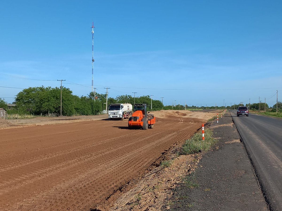RutaTranschaco's tweet photo. Imágenes del equipo de trabajo del Lote 4 – a cargo de TOCSA S.A en plena ejecución de base estabilizada en la progresiva 282+400 y ejecución de suelo cemento en la progresiva 283+000 de la Ruta Transchaco.
@AgendaCAF @el_BID @mopcparaguay https://t.co/kE0UzllPDp