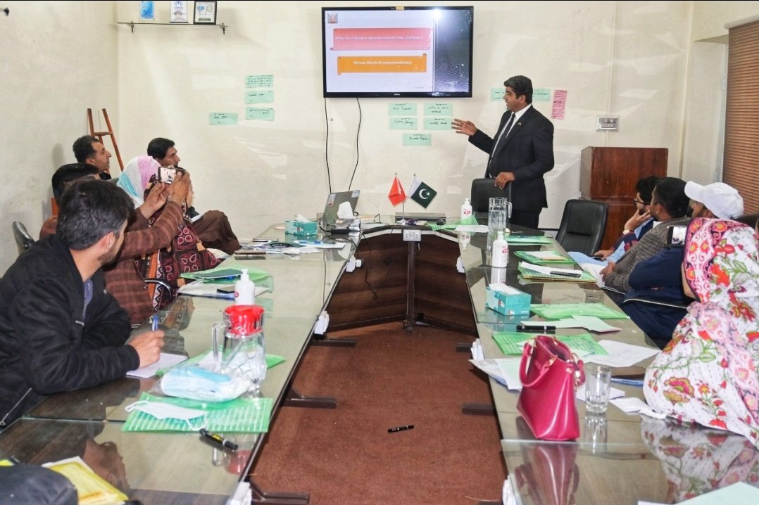 AbdulHa06519089's tweet photo. An other session on child protection with the civil society the activity was organized by #DANESH organization with support or UNHCR Quetta office with great efforts of @SaeedKhuhro4
@ForSeher @Dr_RubabaBuledi @ErwinPolicar @BehramLehri @mirbehramb @gdpakistan @PJNPakistan https://t.co/uI6nIWqF1z