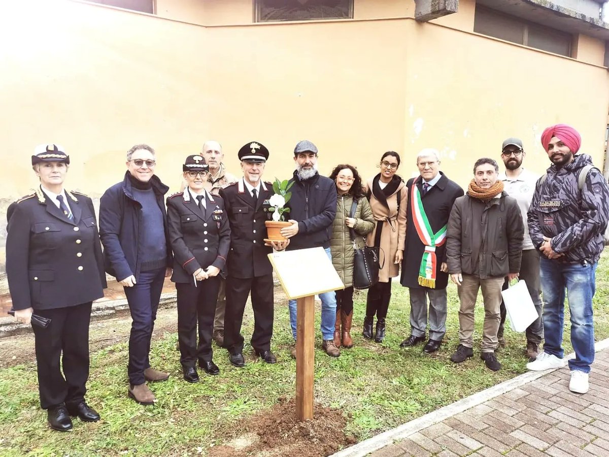 FlaiFrLt's tweet photo. Si è tenuta oggi #15Dicembre presso l’ex scuola elementare di Bella Farnia di Sabaudia la cerimonia di consegna dell’#alberodiFalcone ad opera del Reparto Carabinieri Biodiversità di Fogliano.
👉 Leggi il comunicato 👉 https://t.co/eT3N6Hdr8s

#flaicgilfrosinonelatina https://t.co/qLFvMzqavL