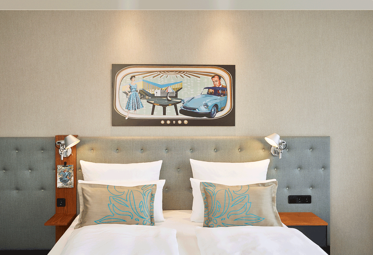 We’ve finally given the rooms in our Motel One Essen ➡️ fal.cn/3usxv a new look too. Just like in the lobby, the works of artist Kristina Kanders are also lending our rooms some fine ’50s flair.  

What do you think?
