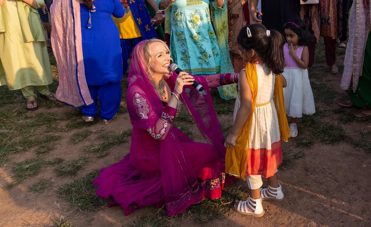 anitalerche's tweet photo. What I love to do is uniting people across borders, cultures and religions through my music - and spread more love and happiness ♥️🎤💃🎶✨

@UKBhangraAwards 2022 #BestInternationalArtist #AnitaLerche #Nominee ⭐️ https://t.co/Ki6t6VrOKX 🌟 Thanks for your support 🙏🏻♥️ https://t.co/ld1KZOMTCd