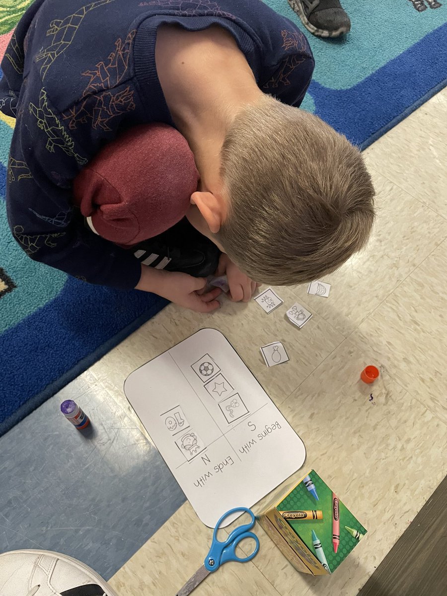LVEADAMS's tweet photo. We had fun sorting pictures by their beginning and ending sounds!  #wearewentzville https://t.co/5XNpeQtlLw