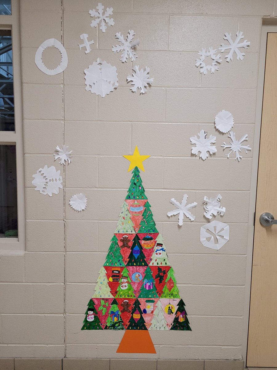 Benetoozers's tweet photo. When your combined classes only comes to 22 instead of 43, you create a tessellated Christmas tree.❄️🎄❄️ @MlleNogiec @StScholStorm https://t.co/7l01emMiNg