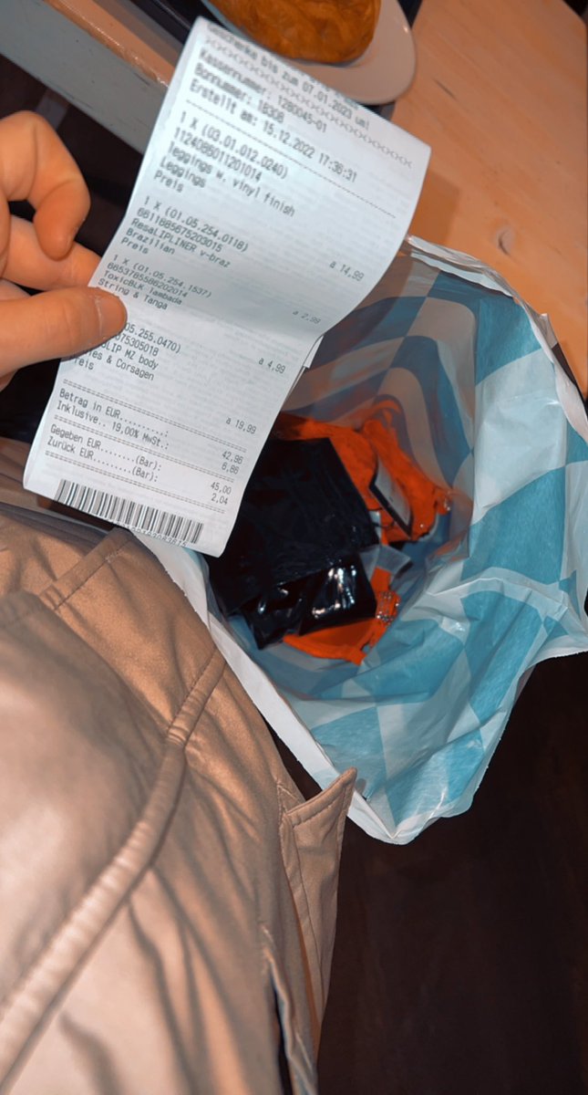 GeldhherinJulia's tweet photo. Ich bin gerade in der Stadt shoppen und du darfst diese Rechnung übernehmen 🥵😈 Habe mir sexy Unterwäsche und eine Lack Hose gekauft 😇😊
#kontofick #abdrücken #tribut #rtgame #fussfetisch #füsse #feet #zahlsau #moneydrain #moneymistress @HeelsFootLover @German_Slave1 #melken https://t.co/k0TT1JbzxY
