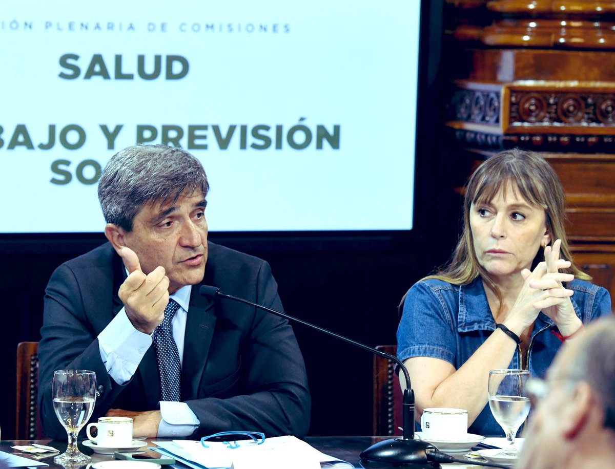 🏛️•Hay q reconocer los derechos laborales de los médicos que hacen residencias. 
En la plenaria de Comisiones de Salud y Trabajo, presidida por la senadora <a href="/ditulliojuli/">Juliana di Tullio</a> del <a href="/SenadoArgentina/">Senado Argentina</a> comenzamos a trabajar en una nueva Ley para residentes.

+info 👉bit.ly/3W3gisG