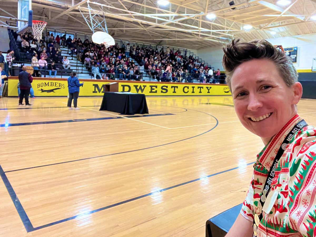 rennickteach's tweet photo. Came to deliver a squishy banana to a T for reading &amp; responding to our tech newsletter - got to hang out as @mcmsbombers celebrated their students! 
•
#BomberWay #MDPurpose https://t.co/RcnLlyDjna
