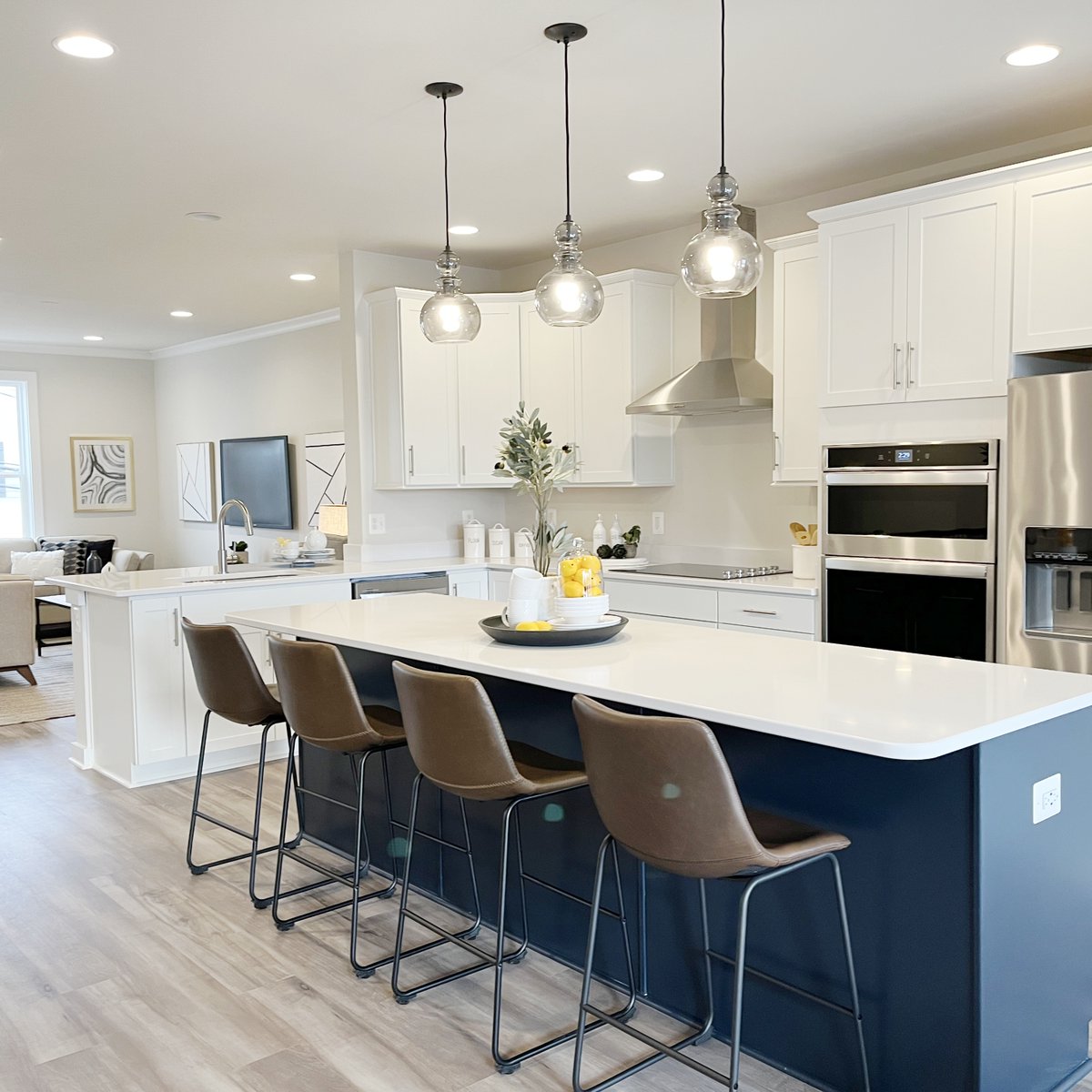 StagedInterior's tweet image. We had the pleasure of staging another model townhouse for DRB Homes @drbhomes! 

Interested in staging your property?
Use this link to get a QUICK QUOTE.
stagedinterior.com/quickquote
📞 703-261-7026

#homestaging #stagedinterior #staging #stagedtosellhome