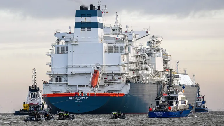 ErnstvAll's tweet photo. Am neuen #Importterminal für Flüssigerdgas (#LNG) in #Wilhelmshaven ist am Donnerstag das Spezialschiff "Höegh Esperanza" eingetroffen. Kurz vor Weihnachten will #Uniper in Wilhelmshaven das erste Erdgas einspeisen.
https://t.co/KpfTJmNwyS via @tonline https://t.co/iYRzz1FvrL