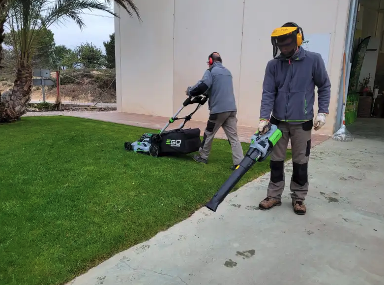 SoliventOficial's tweet photo. Estamos renovando nuestro equipamiento de maquinaria y lo hacemos con equipos eléctricos: más silenciosos, más limpios…en definitiva, equipamiento listo para el nuevo modelo de servicio de mantenimiento ecológico en el que est...https://t.co/9rNktYko7P https://t.co/mDiaUBuxht