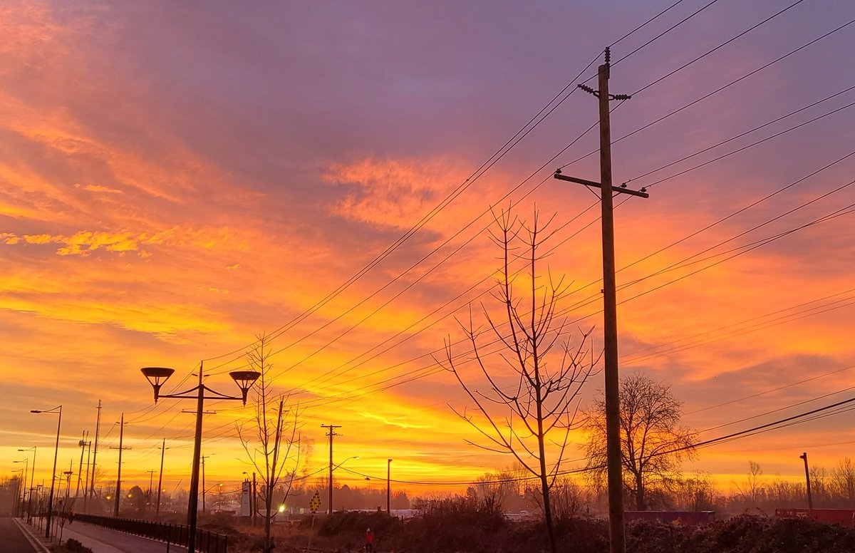 howyougo's tweet photo. Good morning Thursday!
#sunrise #goodmorning #Thursday #BCStorm #December #Vancouver #fraserriver #frost #Bbrr #StormHour #coloursky #pinksky #Westcoast #daysaregettingshorter  #ShareYourWeather #winter https://t.co/nfw6LvnsVb
