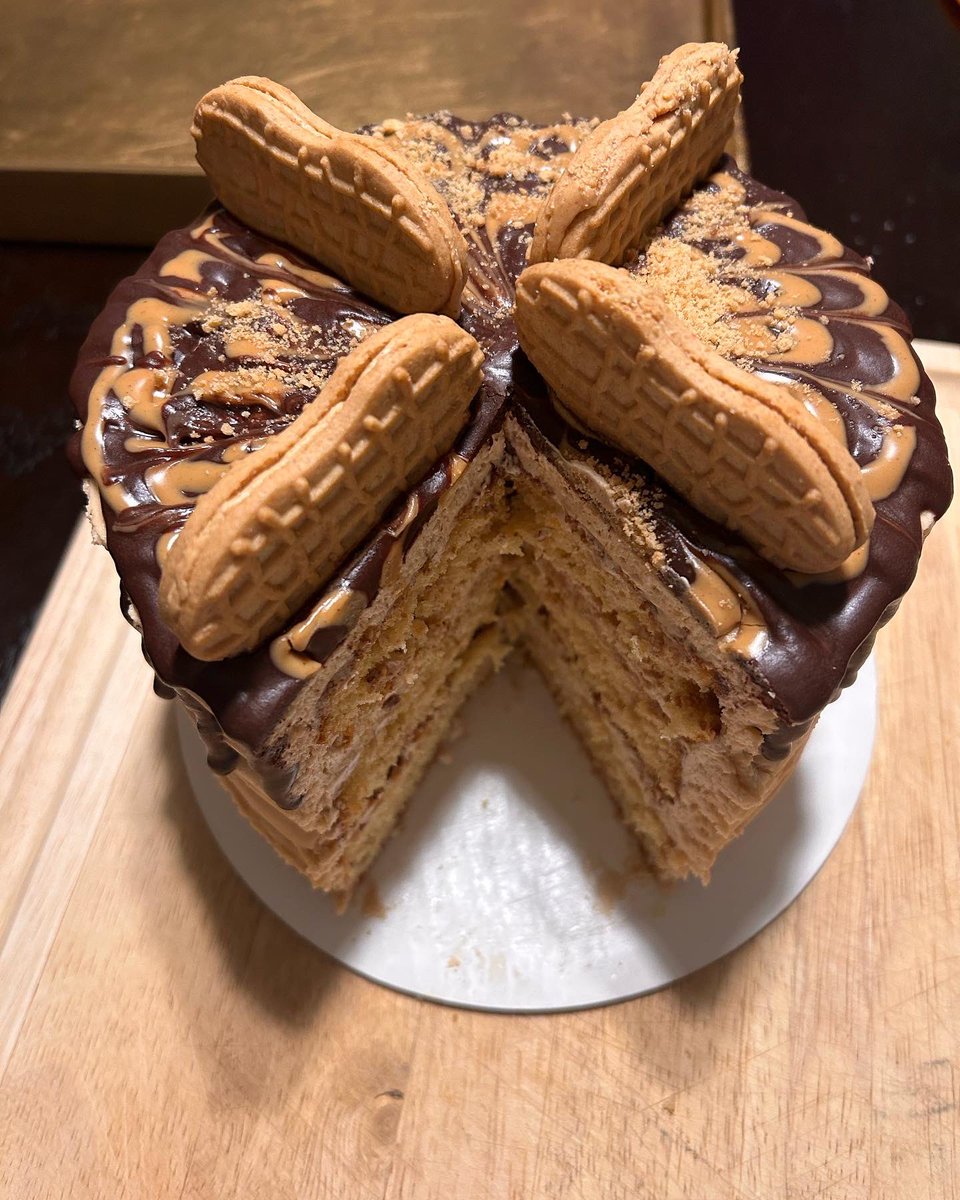 New Flavor on the Menu.. Nutter Butter Cake.. The Peanut butter and chocolate are so perfect together. 

😊🤤