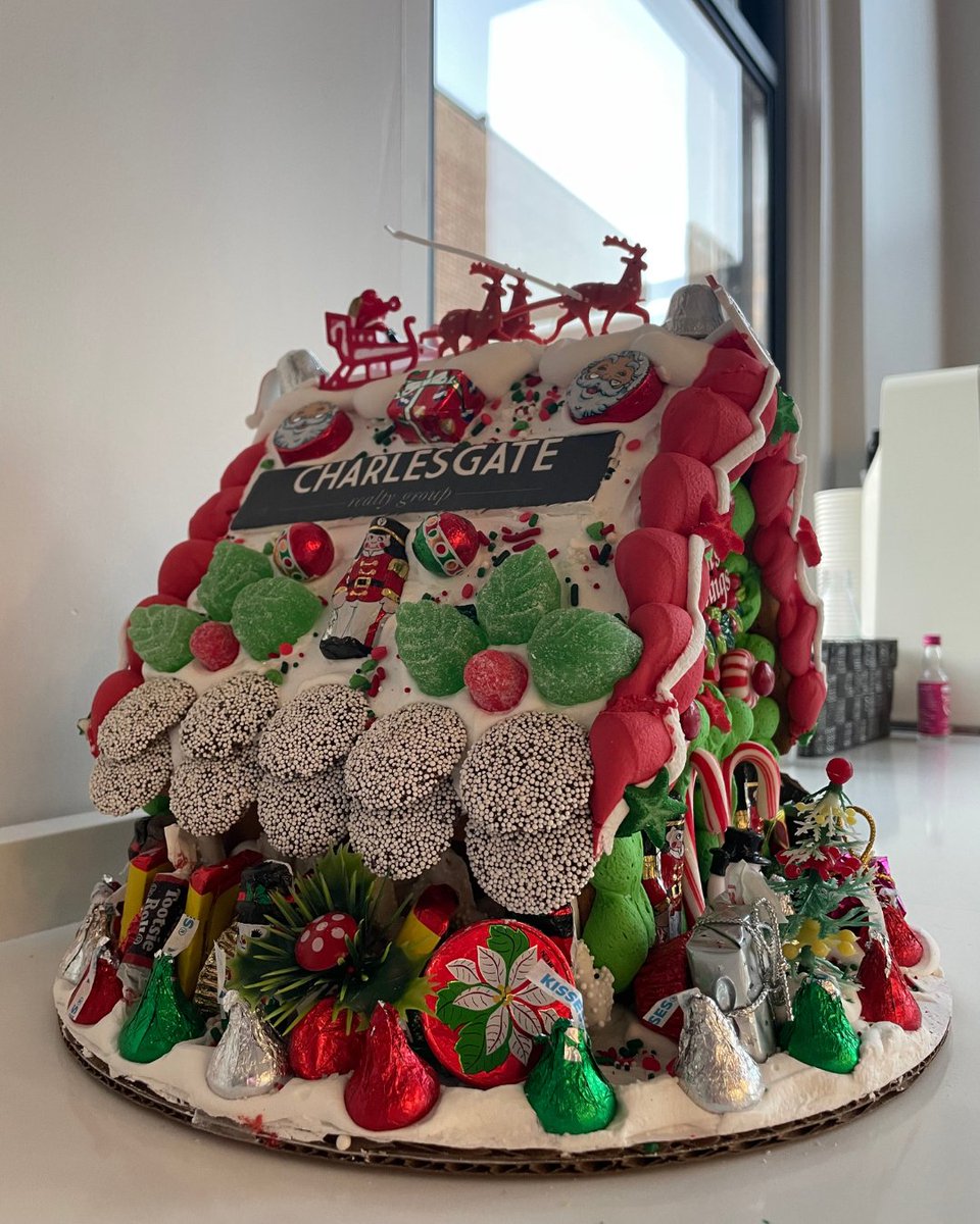 Season’s greetings from the entire crew at CHARLESGATE! 🏠 🎄