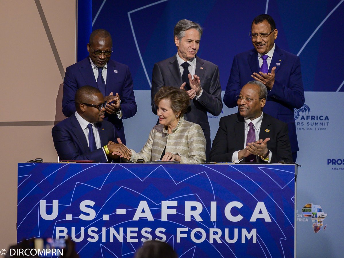 🟩Washington, le 14 Décembre 2022 
Cérémonie officielle de signature du 1er COMPACT RÉGIONAL NIGER-BENIN.  
presidence.ne/audiences-et-s…