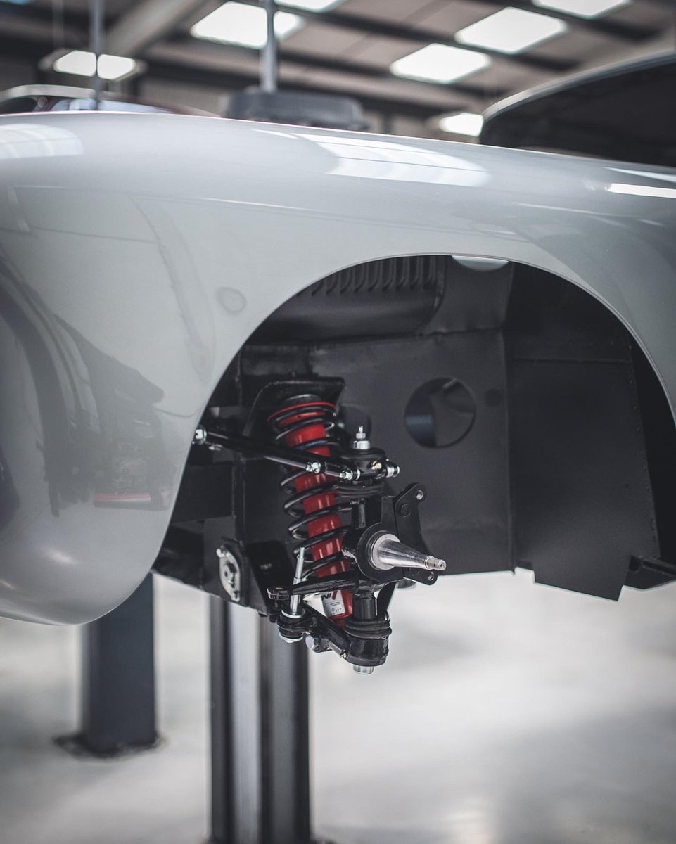 This Aston Martin DB4 Series 2 restoration is now back in its original colour of Snow Shadow Grey. We’ll be posting regular updates during the rebuild stage.
#astonmartin #astonengineering #db4