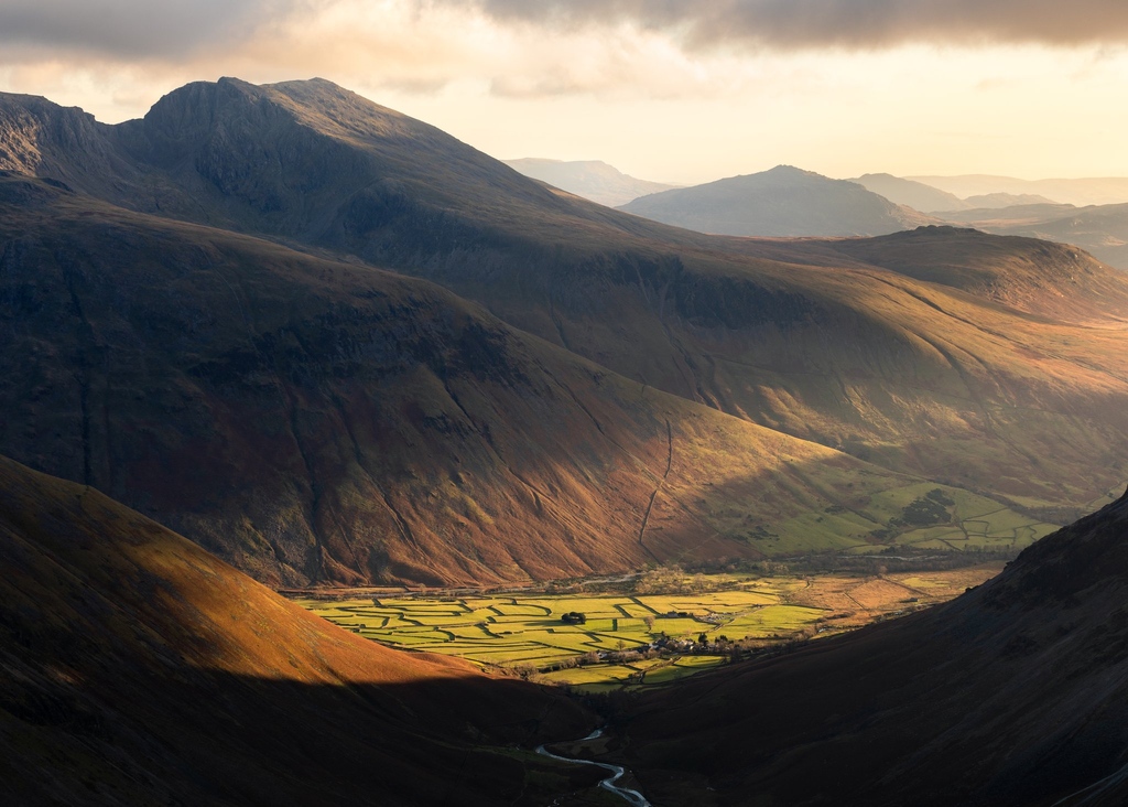 Fotospeed's tweet photo. Another #FSPrintMonday top 4 entry by @SimonEvansPhoto 🙌
A wonderful rolling vista from Simon, the light is just glorious, highlighting all the little subtleties. A scene we would all love to be photographing right now 📸
Amazing! 🙌
#photography #competition #hillscape https://t.co/ETuQWkDeF2