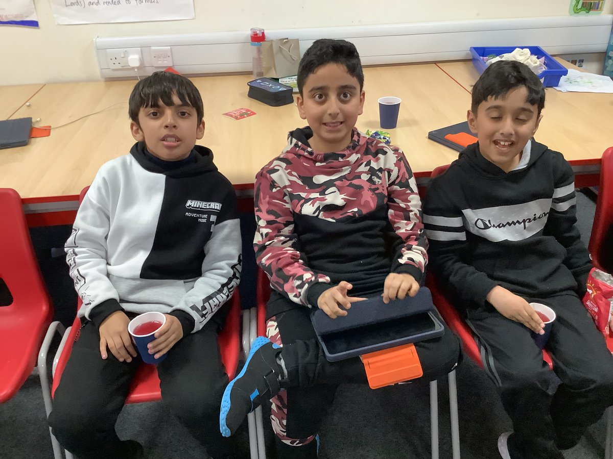 OAClarksfield's tweet photo. 6A have had a great party this afternoon. We enjoyed playing some games and eating food, all which listening to some Christmas music. Merry Christmas everyone! https://t.co/o2gbhjPmQI