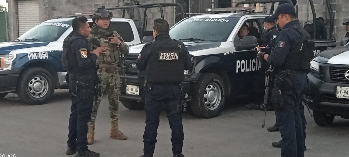 PABIC_GobOax's tweet photo. En coordinación con la @Policia_GobOax, @PolVial_GobOax y Policía Municipal; participamos en el Operativo Fiestas Decembrinas 2022, a través de patrullajes de seguridad y vigilancia en centros comerciales y bancos de la ciudad de Tuxtepec, #Oaxaca.

@salomonj @GobOax @SSP_GobOax https://t.co/3kIOuzncjU