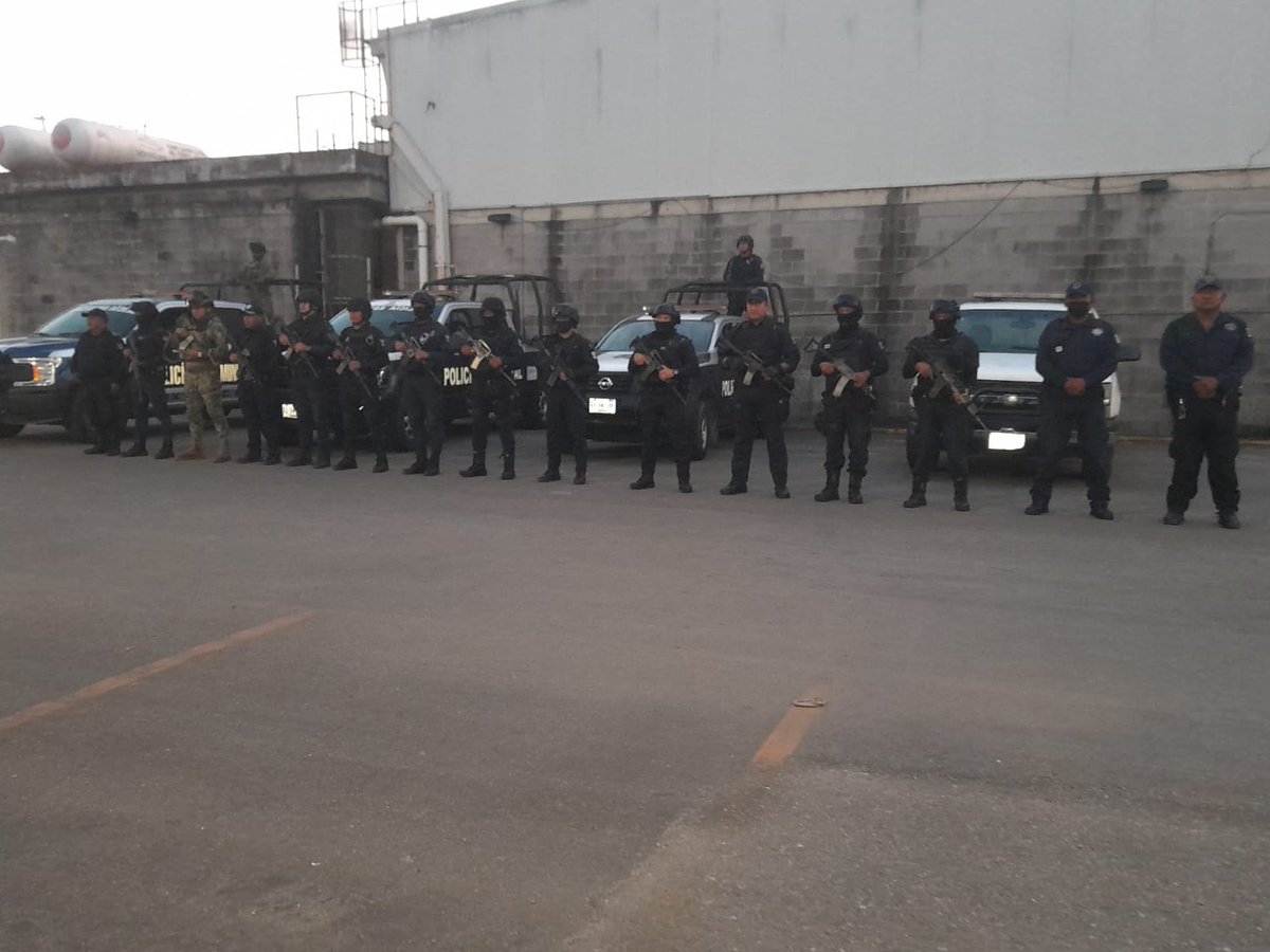 PABIC_GobOax's tweet photo. En coordinación con la @Policia_GobOax, @PolVial_GobOax y Policía Municipal; participamos en el Operativo Fiestas Decembrinas 2022, a través de patrullajes de seguridad y vigilancia en centros comerciales y bancos de la ciudad de Tuxtepec, #Oaxaca.

@salomonj @GobOax @SSP_GobOax https://t.co/3kIOuzncjU
