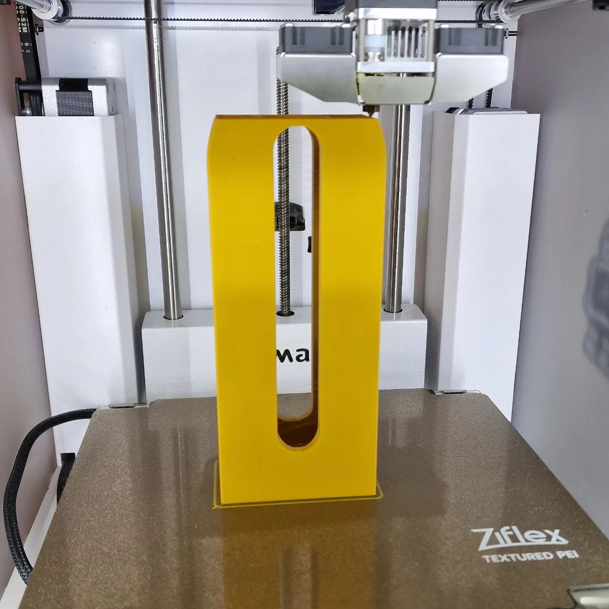 Zimple3D's tweet photo. Repost from @Slimprint 
🖨️ 3D Printer : @ultimaker
🧵 Filament :  rPLA ochre by @reflowfilament.
🛏️ Build plate: @zimple3d #Ziflex
#zimple #3Dprinting #3dprinted #vase #vasestand #flowervase #vasedesign #interiordesign #fusion360 #homedecor #ochre #rpla https://t.co/kQTddGSQpK