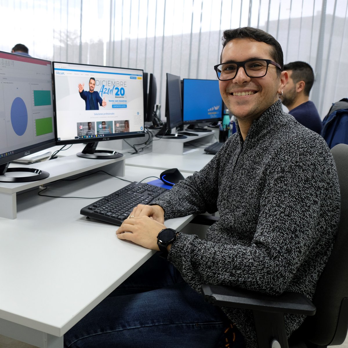 TeamSystem_es's tweet photo. 💙 Damos la bienvenida a la familia de Software DELSOL a @José Manuel Peinado.
👨💻 Se suma al Departamento de Desarrollo con mucha ilusión.
😎 ¡Bienvenido al equipo!
#softwaredelsol #desarrollo #equipo #BienvenidoANuestroEquipo https://t.co/6iMyJB13uW