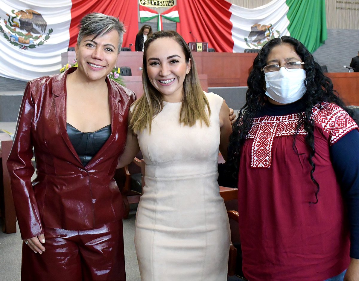 Hoy nos visitaron dos mujeres excepcionales; la guapísima <a href="/SalmaLuevano/">Salma Luévano Luna</a> y <a href="/RosarioMerlinG/">Rosario Merlin</a>, legisladoras federales y luchadoras incansables, ¡un gusto saludarles!