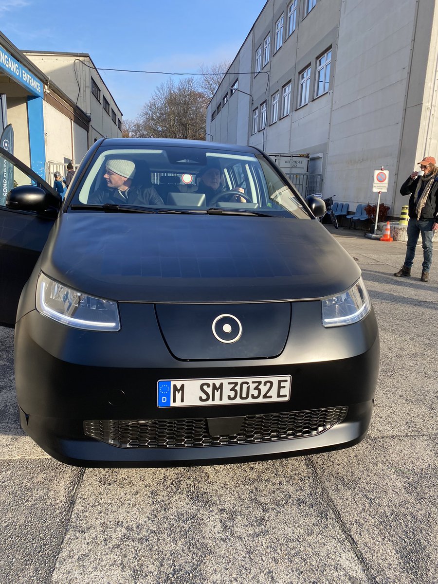 Reisekraniche's tweet photo. Hey @SonoMotors @LaurinHahn @JonaChristians danke für euren Besuch in Berlin. Meine Unterstützung habt ihr finanziell. Der #sion muss einfach auf die Straße. Gemeinsam mit eurer tollen Community packen wir das zusammen okay? #savesion https://t.co/SUkrjCsJia