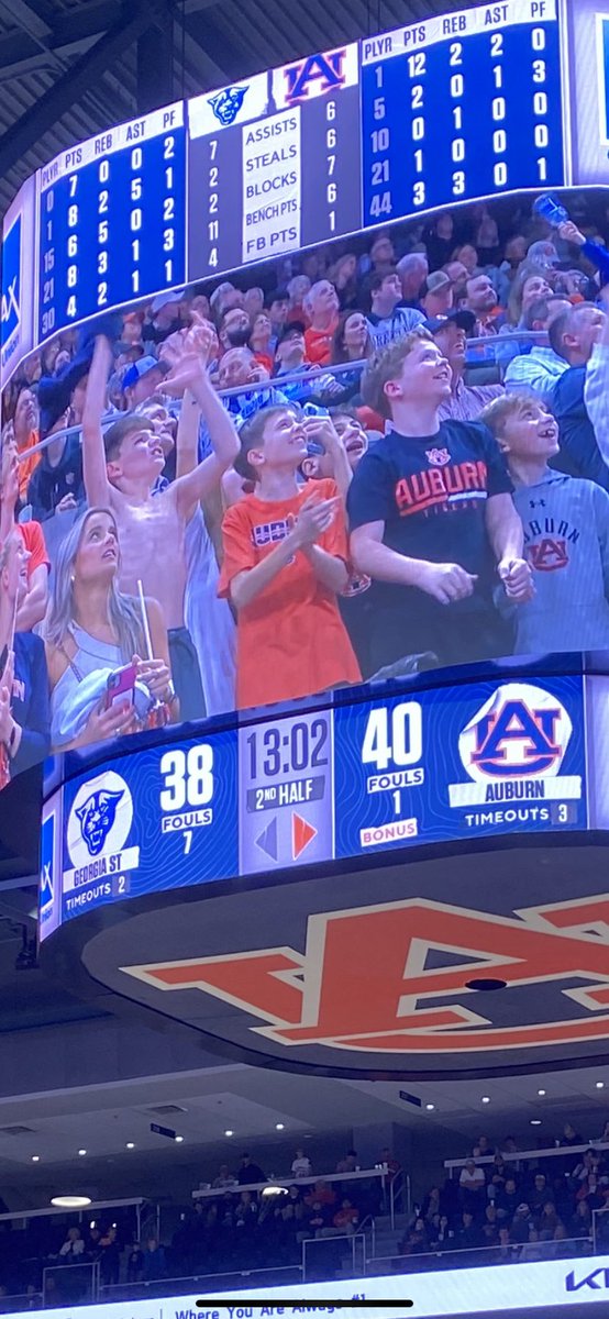 ClayWright1's tweet photo. Had an awesome time @AuburnMBB last night!! Thank you Zep and Aubie for taking the time to take a pic with the kids!! https://t.co/W7unNuiNzE