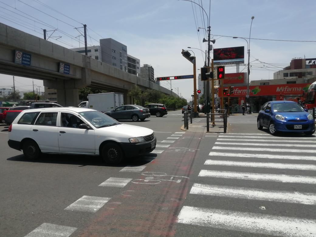 FerSehun's tweet photo. @PoliciaPeru viendo que un auto particular pasa por la vía peatonal en el cruce de Angamos y Aviación. https://t.co/a57ye1LRf8