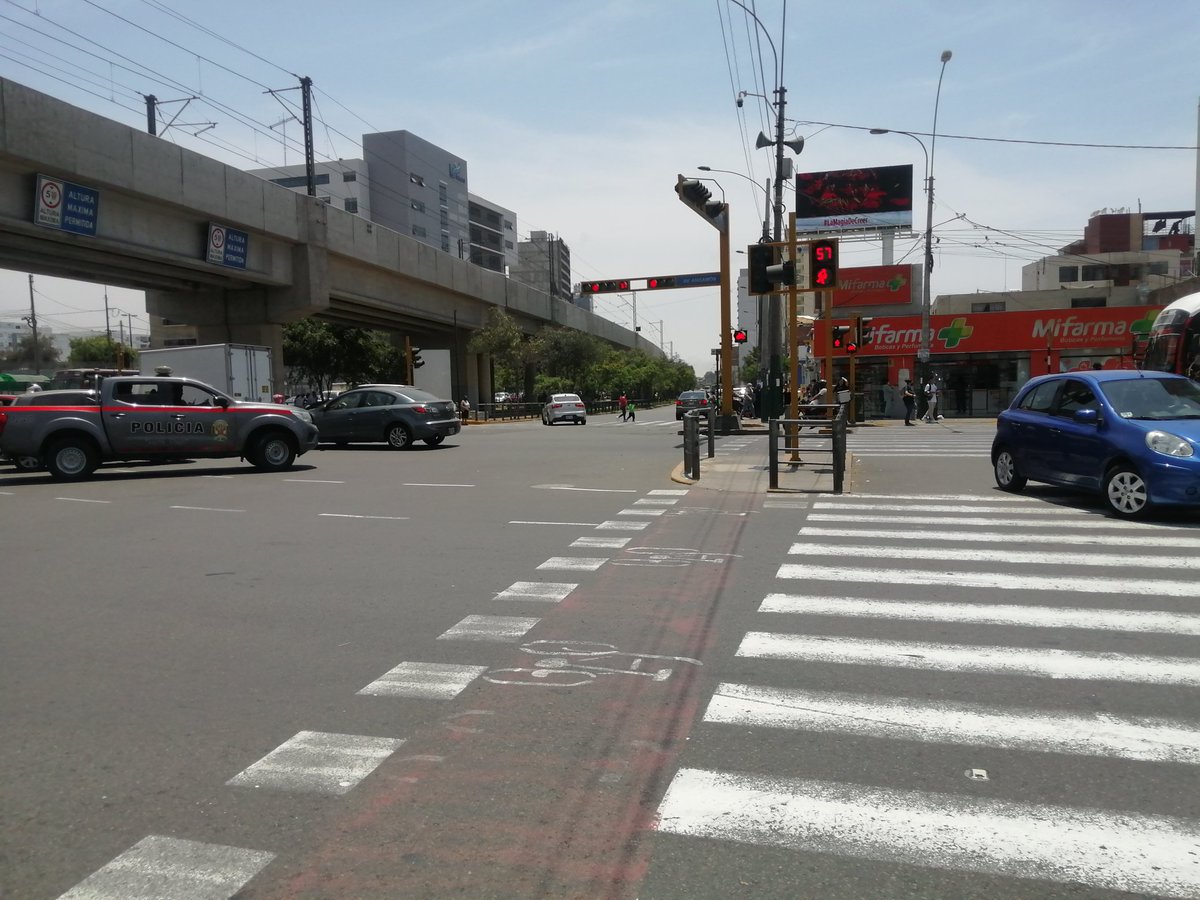 FerSehun's tweet photo. @PoliciaPeru viendo que un auto particular pasa por la vía peatonal en el cruce de Angamos y Aviación. https://t.co/a57ye1LRf8