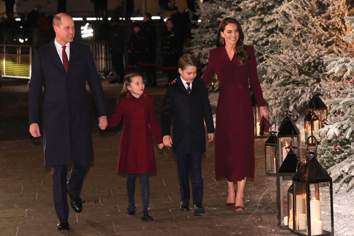 The Prince and Princess of Wales with Prince George and Princess Charlotte at the #TogetherAtChristmas @wabbey this evening 🎄📸 @ChrisJack_Getty