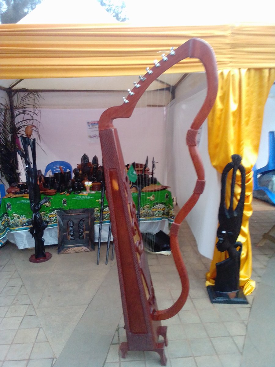BouNghom's tweet photo. Dans mes activités au @SipromePTS et @youthconnektcm IIIè édition, je suis tombé sur cette belle œuvre artistique ''Harpe''(d'origine africaine) conçue par l'artisane Engoung Marie Julie basée à Ebolowa. https://t.co/vt9Otl7AA5
