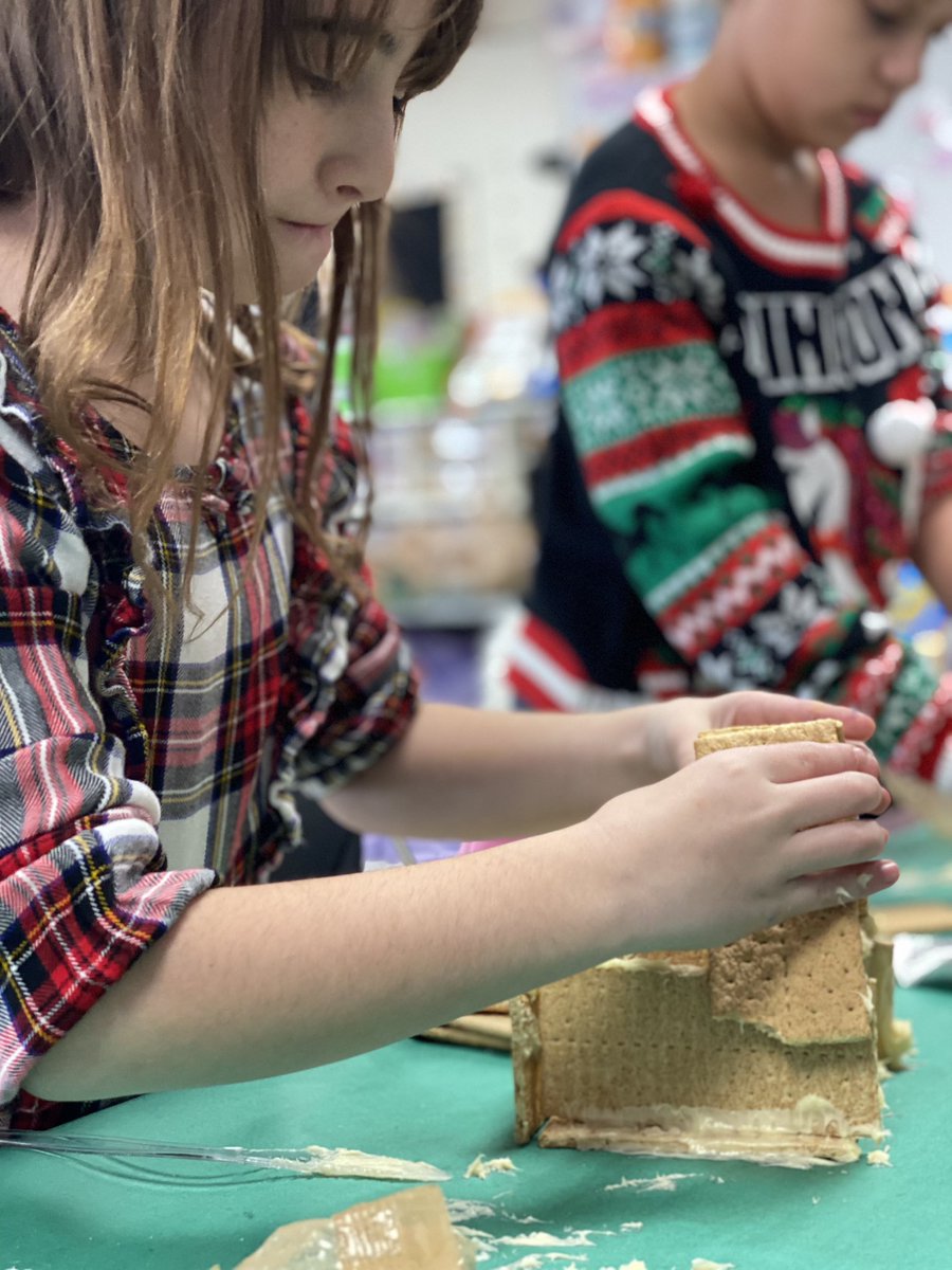 MsTaylorEvans's tweet photo. Today we travelled all the way to Germany and celebrated the way the Germans do, with gingerbread of course! #SweetSecondGrade @SHAWNEE_ECS #WEareLakota https://t.co/PjxjAkju49