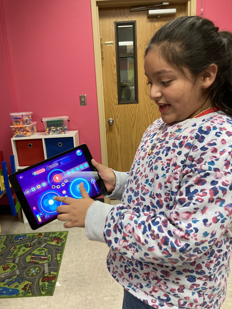 Afterschool coding pathways with #dashbots and  <a href="/Latinitas/">Latinitas</a>  <a href="/GalindoElem/">Galindo Elementary</a>   #CSEd #kidscancode <a href="/WonderWorkshop/">Wonder Workshop</a>