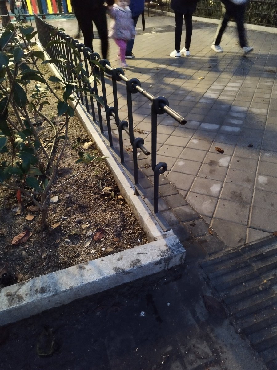 perrogato24's tweet photo. @MADRID Un par de meses después de las obras del paque en frente del colegio Patrocinio así está el vallado que lo rodea. A la altura de los ojos de los niños. Algún día ocurrirá algo. https://t.co/Fzi9kEXO8H