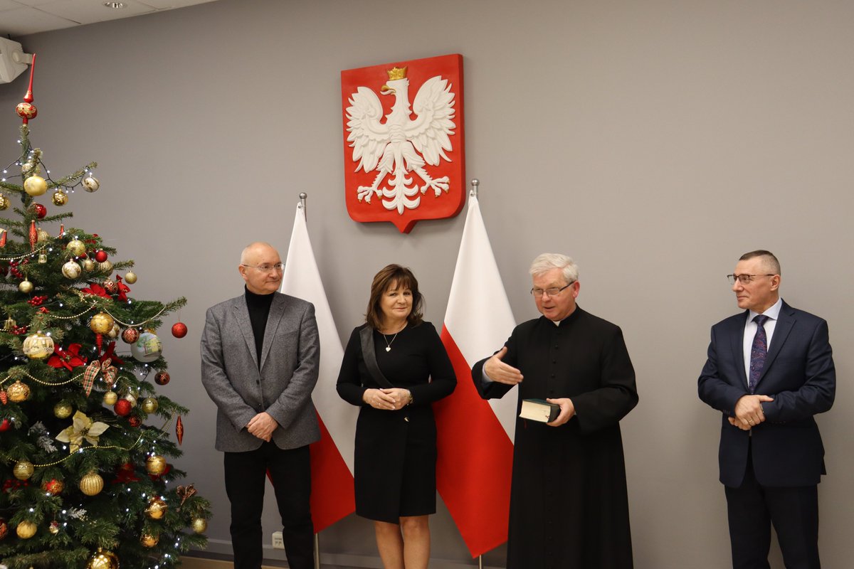 KG_OHP's tweet photo. W Komendzie Głównej OHP w dniu 15 grudnia 2022 r. odbyło się spotkanie wigilijne. Inicjatorem wydarzenia była Komendant Główny OHP Małgorzata Zwiercan.

Więcej na: 
https://t.co/NjFq0EWVc2

#ohp #kgohp #wigilia #świątecznyczas https://t.co/C8k2H9lOxt