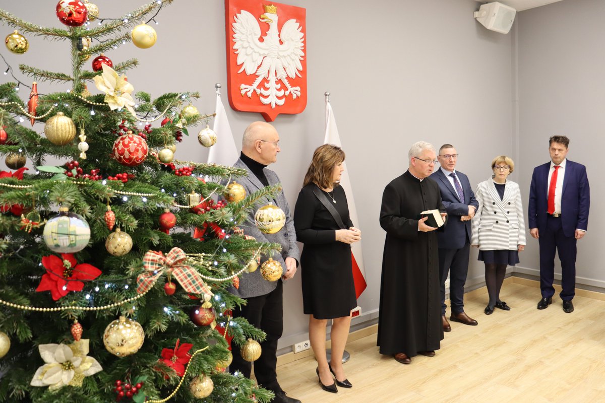 KG_OHP's tweet photo. W Komendzie Głównej OHP w dniu 15 grudnia 2022 r. odbyło się spotkanie wigilijne. Inicjatorem wydarzenia była Komendant Główny OHP Małgorzata Zwiercan.

Więcej na: 
https://t.co/NjFq0EWVc2

#ohp #kgohp #wigilia #świątecznyczas https://t.co/C8k2H9lOxt
