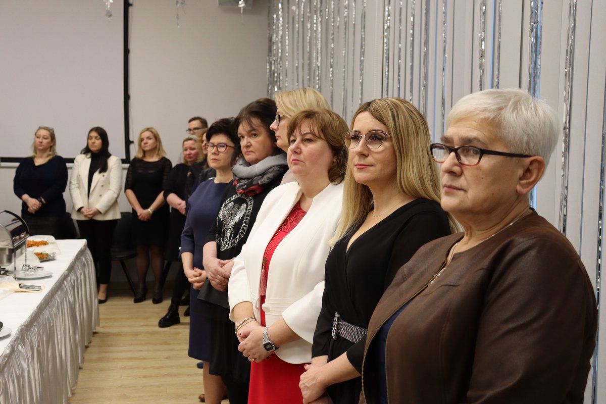 KG_OHP's tweet photo. W Komendzie Głównej OHP w dniu 15 grudnia 2022 r. odbyło się spotkanie wigilijne. Inicjatorem wydarzenia była Komendant Główny OHP Małgorzata Zwiercan.

Więcej na: 
https://t.co/NjFq0EWVc2

#ohp #kgohp #wigilia #świątecznyczas https://t.co/C8k2H9lOxt