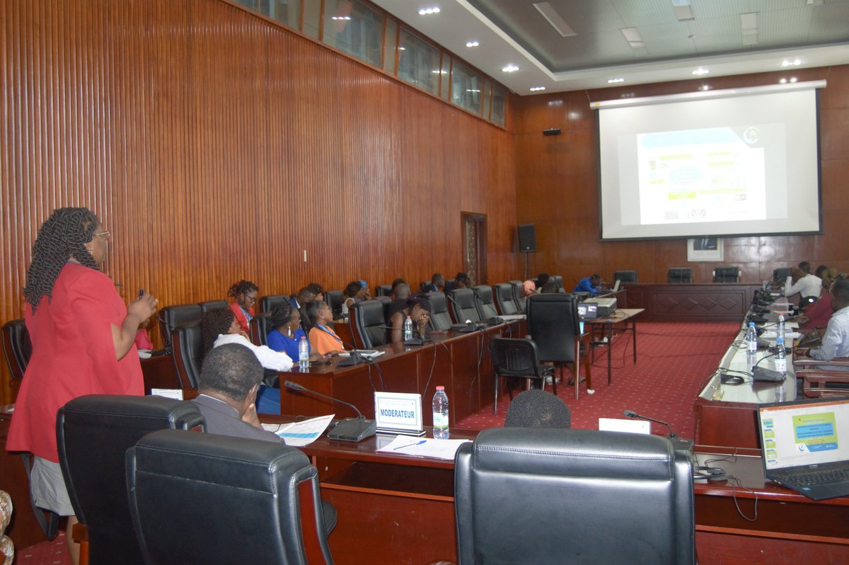 CentrePasteur's tweet photo. #Conférencemédicalenationale 🇨🇲: Ce matin, présentation de Dr Epote sur l'intérêt de la Recherche d'Anticorps Irréguliers pour éviter les hémolyses, et de Dr Ngome sur l'automatisation de l'identification des bactéries, champignons et des tests de sensibilité aux #antibiotiques https://t.co/621ySGNSIu