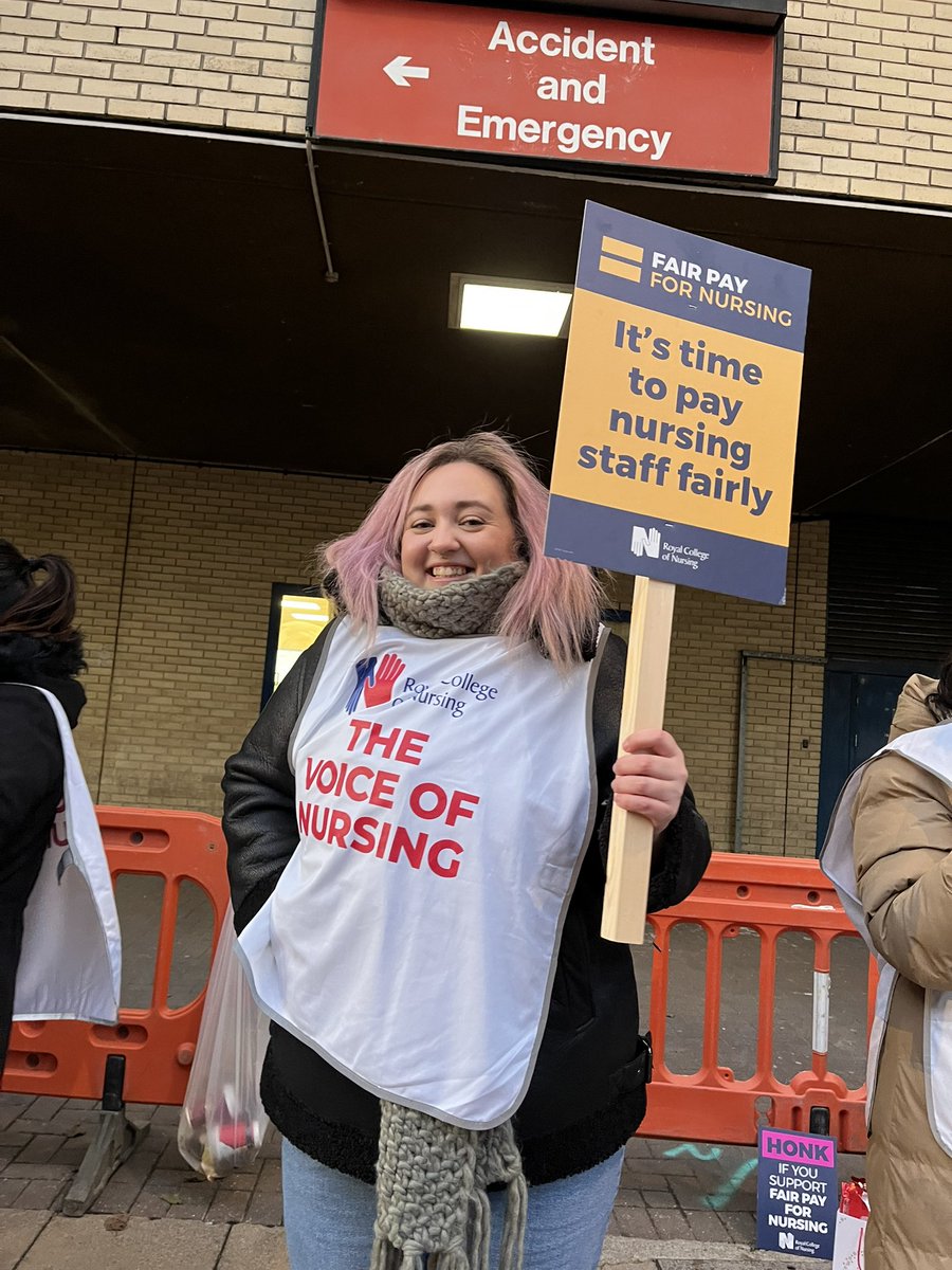 DurranEmilie's tweet photo. Out today before my night shift, safe staffing saves lives! Things must change. So proud of all my colleagues. @theRCN #NursesStrike #Nursing #London https://t.co/1UsU7RfLCR